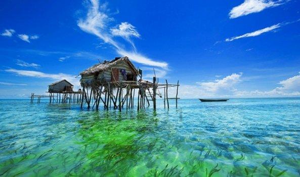 夏季热带海滩逃生